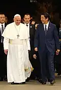 Papa Francesco, in abito talare bianco, con Shinzō Abe