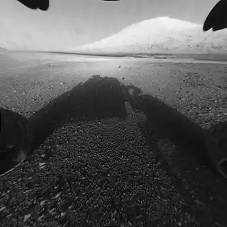 Aeolis Palus with Aeolis Mons ("Mount Sharp") visto dal Curiosity rover (6 agosto 2012).