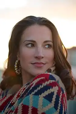 America Olivo interpreta Laura Dawson