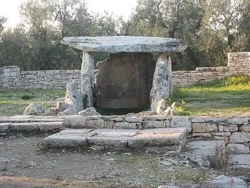 Il dolmen: visione da est