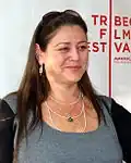 Camryn Manheim interpreta Sam Barton