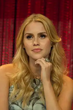 Claire Holt interpreta Emma Gilbert.