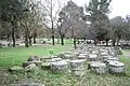 Rocchi di colonna distribuiti al suolo a nord di Olimpia in Grecia vicino all'entrata dello stadio e al Metroon