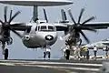 Un E-2C Hawkeye della Charles de Gaulle effettua un touch-and-go sul ponte di volo della John C. Stennis in sostegno alla forze dispiegate in Afghanistan (12 aprile 2007)