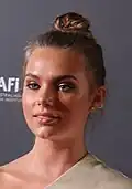 Indiana Evans interpreta Isabella "Bella" Hartley.