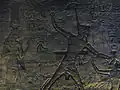 Rilievo all'interno del Tempio minore, raffigurante Ramses II che abbatte un nemico, assistito da Nefertari.