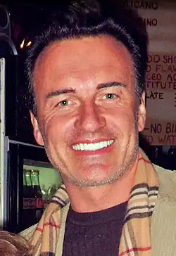 Julian McMahon interpreta Cole Turner