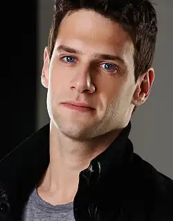 Justin Bartha interpreta David Sawyer