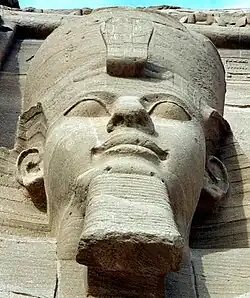 Dettaglio del volto di una delle statue colossali di Ramses II sulla facciata del Tempio maggiore di Abu Simbel.
