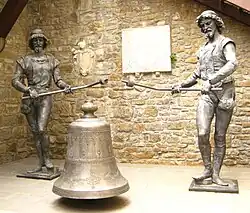 Gli automi originali chiamati Micheze e Jacheze della torre campanaria del comune di Trieste, esposti nel cortile del castello di San Giusto