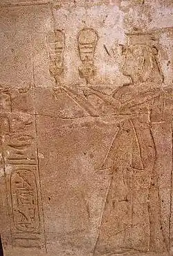La regina Tausert nelle vesti di Divina Sposa di Amon, mentre suona il sistro. Tempio di Amon ad Amada, Nubia.