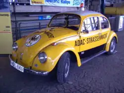 Storica Volkswagen Maggiolino con insegne ADAC