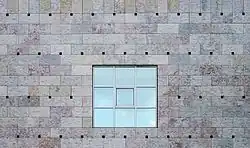 Dettaglio della parete e della finestra del Centro Culturale di Belém a Lisbona, in Portogallo