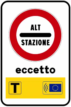 Simbolo di preavviso ALT Stazione in prossimità dei caselli italiani, corredato con un'indicazione che indica la non necessità di fermarsi per gli utenti dotati di apparato per il telepedaggio.