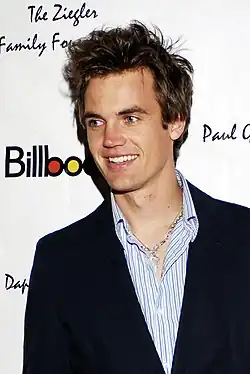 Tyler Hilton interpreta Chris Keller