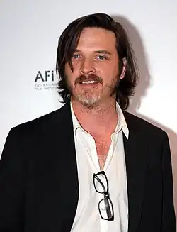 Aden Young interpreta Daniel Holden