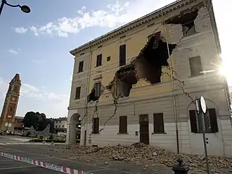 Edificio in muratura. Fessurazione a "croce di S. Andrea", tipica di eventi sismici, causata dal movimento differenziale di piani e pareti. Terremoto dell'Emilia del 2012.