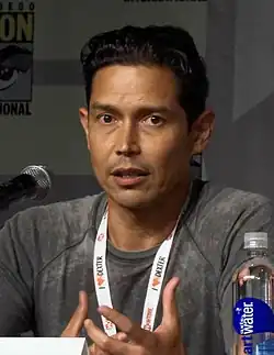 Anthony Ruivivar interpreta Tommy