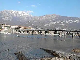 Il ponte Azzone Visconti che collega Lecco a Malgrate.