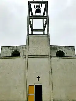 Facciata e torre campanaria della chiesa di Ignazio Gardella al Presidio riabilitativo "Borsalino"
