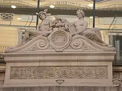 Gruppo scultoreo di Lluís Faulí nell'edificio Can Jorba (Portal de l'Àngel) a Barcellona
