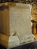 Iscrizione con dedica all'imperatore Adriano da parte dei vicomagistri.[17]