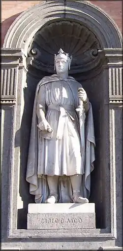 Una nicchia con statua (a Napoli).