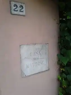 Placca "Casa del Mattone" dal romanzo "Il Dottor Antonio" di Giovanni Ruffini