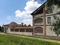 Veduta di scorcio di cascina Castellazzo