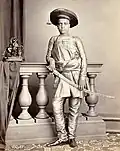 Ritratto del figlio di altezza Chunnasee Rajoonath Pant (indossante i churidar). 1860. Oriental and India Office Collection, British Library.