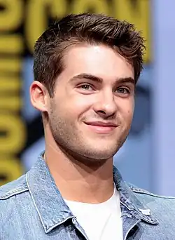 Cody Christian interpreta Theo Raeken