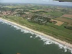 Spiaggia di tipo riflettivo, stretta e ripida, con zona dei frangenti sotto riva.