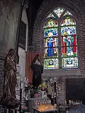 Cappella nella parte posteriore del Onze-Lieve-Vrouw-ter-Duinenkerk, Ostenda. Vetrata con rappresentazioni di Santa Godeleva e Sant'Idesbaldo.