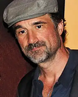 Elias Koteas interpreta Alvin Olinsky