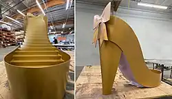 Espositore autoportante a forma di scarpa.