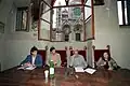 1999. José Saramago durante la conferenza al Santa Maria della Scala. In foto: Duccio Barlucchi, Omar Calabrese, direttore del museo, e Fatima Braga De Matos