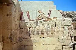 Resti di un porticato nel Tempio di Ramses II ad Abido con scene di prigionieri catturati dal faraone.