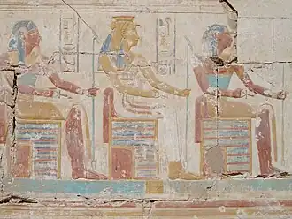 Rilievi di divinità nel Tempio di Ramses II ad Abido, fra cui, a sinistra, un insolito Anubi in forma interamente umana.