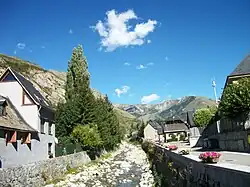 La Garonna orientale che passa dal villaggio di Arties