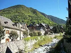 Il Ticó Blanc (2162&nbsp;m s.l.m.) sullo sfondo; la pianura e il fiume Valarties