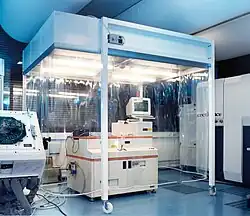 Cabina in una camera bianca