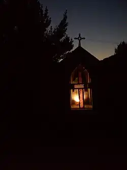 Crepuscolo dietro a un pilone votivo a Preglio, frazione di Cantarana