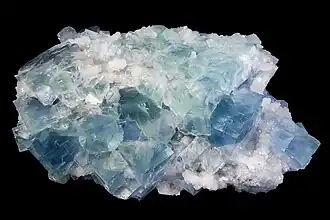 Cristalli di fluorite verde-azzurra con quarzo. Dimensioni: 40 × 27 × 14&nbsp;cm.