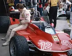 Gilles Villeneuve seduto sulla sua 312 T4 durante il fine settimana del Gran Premio Dino Ferrari del 1979