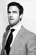 James Van Der Beek interpreta Simon Tremblay