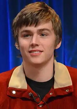 Miles Heizer interpreta Drew Holt
