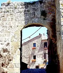 Scorcio con la porta di Castell'Ottieri