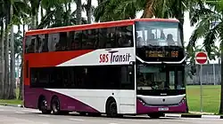 Un autobus urbano a due piani in servizio a Singapore