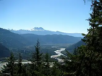 Veduta della valle del fiume Squamish con il monte Garibaldi sullo sfondo.