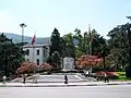 Statua di Atatürk e la sede del Comune di Bursa